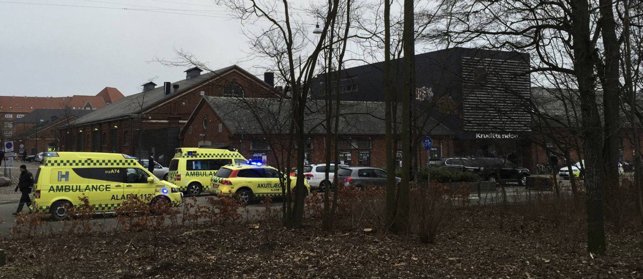 Um tiroteio em um café de Copenhague, capital da Dinamarca, deixou uma pessoa morta e pelo menos três policias feridos neste sábado (14). Os disparos aconteceram durante a realização de um evento intitulado "Arte, Blasfêmia e Liberdade de Expressão, organizado pelo artista plástico sueco Lars Vilks (68),;Vilks tem sido alvo constante de ameaças e tentativas de assassinatos desde 2007, quando retratou o profeta islâmico Maomé como um cachorro; os suspeitos fugiram logo após o atentado