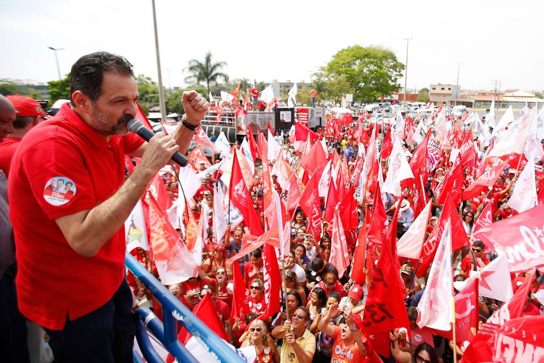 O governador Agnelo Queiroz (PT) ficou de fora do segundo turno das eleições para o governo do Distrito Federal, mas não pretende utilizar seu capital eleitoral para apoiar um dos dois finalistas na votação do próximo domingo. Com mais de 300 mil votos, 20% do eleitorado local, Agnelo defende o voto nulo e afirma que nem Rodrigo Rollemberg (PSB), nem Jofran Frejat (PR) têm condições de governar