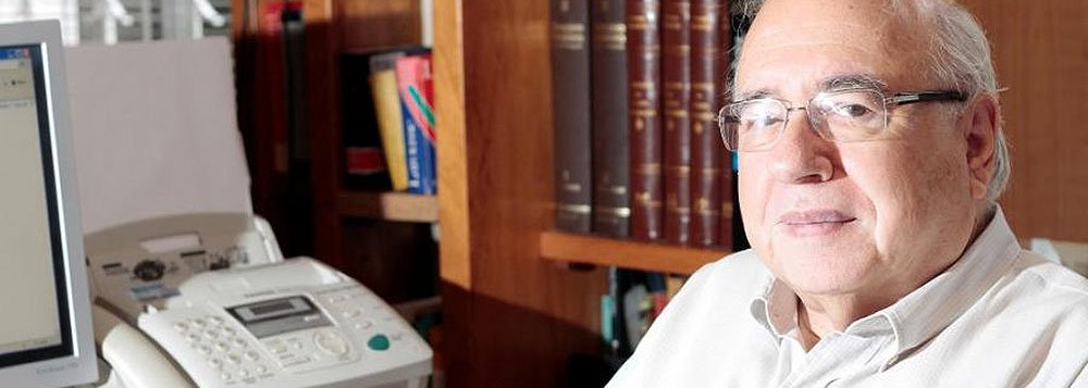 LuÃ­s Fernando Verissimo posa para foto em sua casa, em Porto Alegre