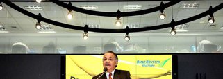 País registrou, no fim de agosto, 551,1 mil investidores pessoa física, número menor do que no auge da BM&amp;FBovespa (610,9 mil), em 2010; meta lançada há cinco anos pelo presidente da bolsa, Edemir Pinto, era chegar com uma base de cinco milhões de aplicadores em 2014; fatores como a crise internacional e o desaquecimento na economia brasileira influenciaram os investidores, segundo reportagem do Valor Econômico