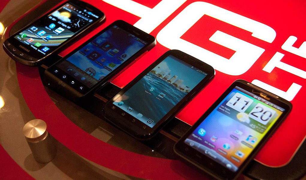 Primeiro dos seis lotes de telefonia de quarta geração (4G) na faixa de 700 mega-hertz (MHz) foi arrematado pela operadora Claro, com uma proposta de R$ 1,947 bilhão; o segundo ficou com a TIM, por praticamente o mesmo valor; e o terceiro foi arrematado pela Vivo, pelo preço mínimo de outorga; dos seis lotes, três têm abrangência nacional