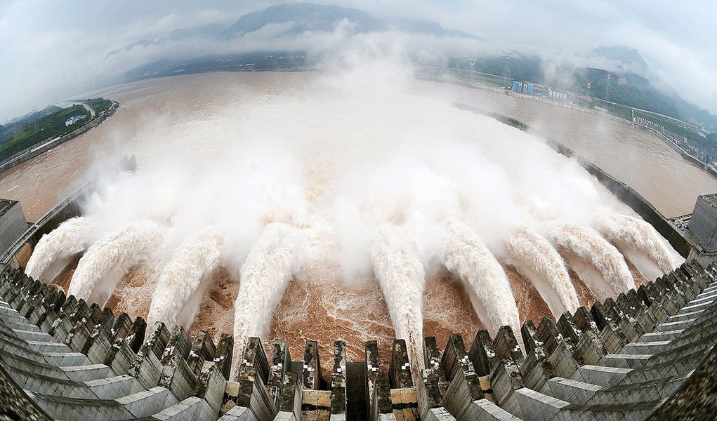 A central hidrelétrica da barragem de Três Gargantas, na China, a maior infraestrutura do tipo do mundo, superou em 2014 a de Itaipu, construída em parceria entre o Brasil e o Paraguai, como a maior produtora de eletricidade do mundo; segundo a China Three Gorges, que gere a central, em nota da agência estatal chinesa Xinhua, os 98,8 milhões de megawatts por hora (MWh) produzidos pela central chinesa no ano passado estabeleceram um novo recorde de produção de energia em centrais hidrelétricas