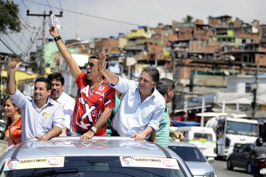 Candidato ao governo do Rio pelo PR, deputado Anthony Garotinho reafirmou, nesta terça-feira 2, a promessa de manter as UPPs, mas atribuiu à população a ocorrência do tráfico de drogas no estado; "Sempre vai existir tráfico enquanto houver consumidor. Enquanto tiver quem cheire, vai ter quem venda. É o capitalismo, a lei da oferta e da procura. Se a sociedade quer o fim das drogas, pare de cheirar", disse, em carreata no Complexo do Alemão