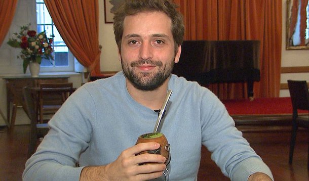 Segundo o humorista Gregorio Duvivier, ganhamos a sensação de que fizemos a nossa parte, transferindo o poder para alguém: 'não é mais comigo'; ao mesmo tempo, “perdemos amigos --no Facebook e na vida. Perdemos a linha. Perdemos a compostura. Perdemos a razão”