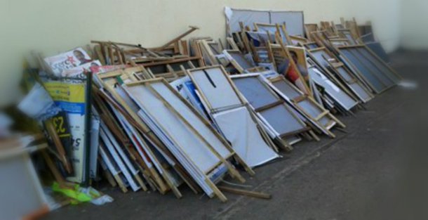 Em blitz realizadas três vezes por semana, fiscais da Justiça Eleitoral já recolheram 30 toneladas de material de propaganda em exposição fora do horário permitido; entre os notificados, estão candidatos a deputado distrital, federal e a governador; na primeira semana de setembro, já foram recolhidas três mil faixas e placas