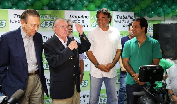 Como sempre fez ao longo da sua história política no Maranhão em véspera de eleições, o grupo Sarney reúne seus aliados em São Luis para alavancar a candidatura de Lobão Filho (PMDB), em segundo lugar nas pesquisas de intenções de votos; a reunião que contará com o mais emblemático de seus expoentes, o ex-presidente José Sarney, é para bolar estratégias e anunciar o que o grupo pretende para esta reta final de campanha