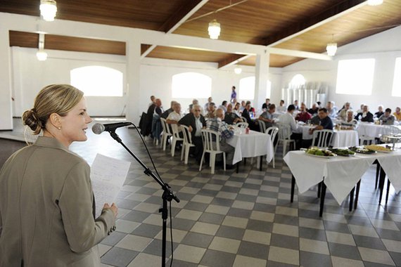 “O estado tem o dever de oferecer boa remuneração e capacitação permanente aos policiais, para que eles estejam sempre preparados e motivados para o trabalho, além de equipamentos e estrutura. Vamos tratar a categoria com muito respeito e sempre com diálogo”, prometeu a candidata à governadora Gleisi Hoffmann (PT) a um grupo de oficiais ativos e da reserva da Polícia Militar