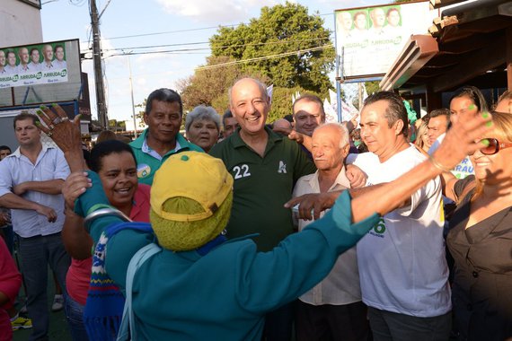 Líder nas pesquisas, Arruda lança mão de todos os recursos possíveis. Com julgamento marcado para a noite desta quinta-feira (11) no Tribunal Superior Eleitoral (TSE), ex-governador do DF entrou hoje com recurso junto ao Supremo Tribunal Federal (STF) alegando que as decisões do TSE e do Tribunal Regional Eleitoral do DF (TRE-DF) divergem da jurisprudência do STF e do próprio TSE sobre o tema. Se for aceito o recurso à Suprema Corte, as decisões da Justiça Eleitoral poderão ser anuladas, permitindo que Arruda concorra nas eleições
 
 