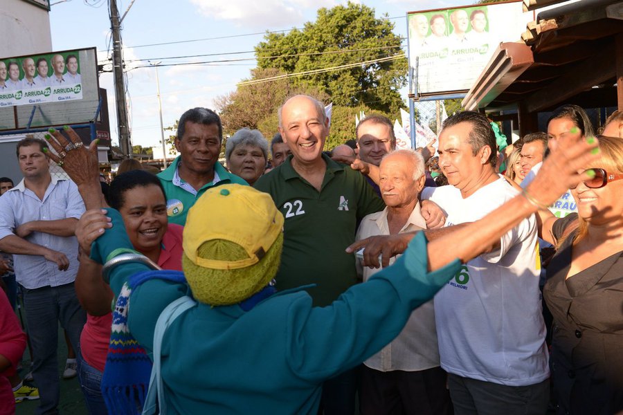 Líder nas pesquisas, Arruda lança mão de todos os recursos possíveis. Com julgamento marcado para a noite desta quinta-feira (11) no Tribunal Superior Eleitoral (TSE), ex-governador do DF entrou hoje com recurso junto ao Supremo Tribunal Federal (STF) alegando que as decisões do TSE e do Tribunal Regional Eleitoral do DF (TRE-DF) divergem da jurisprudência do STF e do próprio TSE sobre o tema. Se for aceito o recurso à Suprema Corte, as decisões da Justiça Eleitoral poderão ser anuladas, permitindo que Arruda concorra nas eleições
 
 