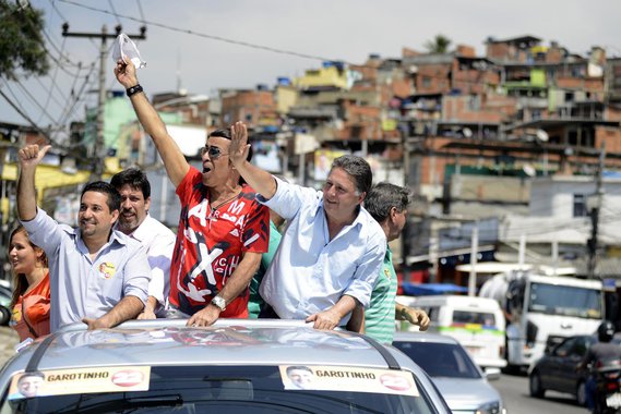 Candidato ao governo do Rio pelo PR, deputado Anthony Garotinho reafirmou, nesta terça-feira 2, a promessa de manter as UPPs, mas atribuiu à população a ocorrência do tráfico de drogas no estado; "Sempre vai existir tráfico enquanto houver consumidor. Enquanto tiver quem cheire, vai ter quem venda. É o capitalismo, a lei da oferta e da procura. Se a sociedade quer o fim das drogas, pare de cheirar", disse, em carreata no Complexo do Alemão