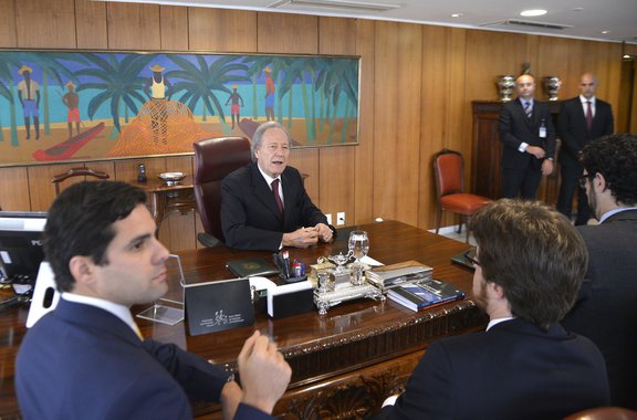 No segundo dia em que compareceu ao Planalto como presidente da República em exercício, o presidente do STF assinou acordos internacionais e a aposentadoria de quatro magistrados; Ricardo Lewandowski acumula desde ontem o cargo de presidente no lugar de Dilma Rousseff, que retorna hoje à noite ao Brasil