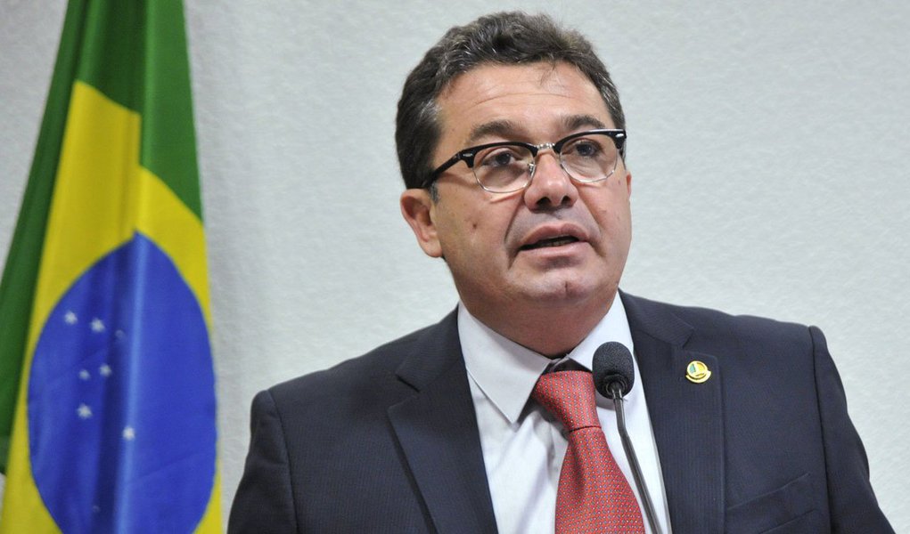 Presidente das duas CPIs da Petrobras no Congresso, o peemedebista deixa o Senado para assumir como ministro do Tribunal de Contas da União; cerimônia será nesta segunda-feira; Vital herdará os processo na Corte que envolvem a Petrobras, relatados até o momento por José Jorge, que se aposentou compulsoriamente; Vital do Rêgo é tido como aliado fiel da presidente Dilma Rousseff e em seu lugar assume o primeiro suplente, Raimundo Lira (PMDB)