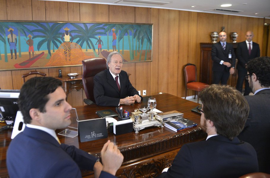 No segundo dia em que compareceu ao Planalto como presidente da República em exercício, o presidente do STF assinou acordos internacionais e a aposentadoria de quatro magistrados; Ricardo Lewandowski acumula desde ontem o cargo de presidente no lugar de Dilma Rousseff, que retorna hoje à noite ao Brasil