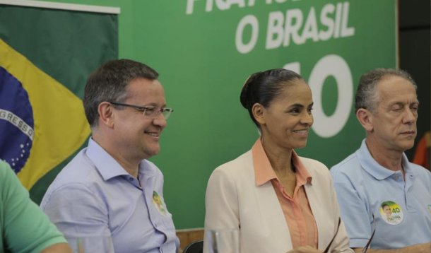 Candidata do PSB, Marina Silva, classificou, neste domingo (7) como "leviandade" e "uso político" a citação do nome de Eduardo Campos no escândalo de suposto pagamento de propina da Petrobras a agentes políticos; "Queremos as investigações; o que não queremos é que prevaleça essa estratégia leviana de, antes que se tenham as apurações, já se faça essa associação --inclusive esquecendo a grande quantidade de envolvidos que estão aí, muito vivos e muito aptos a continuar destruindo e dilapidando o patrimônio público", afirmou ela