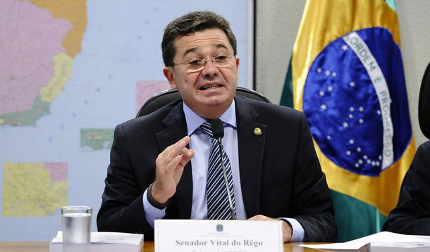 Dois projetos importantes para a atualização do ordenamento jurídico brasileiro tramitam no Senado neste final de ano, ambos sob a relatoria do senador Vital do Rêgo (PMDB-PB); o novo Código de Processo Civil e a reforma do Código Penal devem ser votados antes do recesso parlamentar; o novo Código de Processo Civil valoriza a conciliação e busca formas de desafogar o Judiciáio; os novos dispositivos penais, segundo o relator senador Vital do Rêgo (PMDB-PB), trazem mais equilíbrio, atenuando penas para pequenos furtos e tipificando outras condutas, como a "tentativa de golpe de Estado"