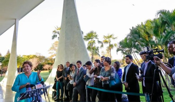 Presidente Dilma Rousseff (PT) disse nesta segunda (8) que acabar com o Mercosul é um "tiro no pé" e que não faz política externa com "ideologia"; ao defender a postura do governo em priorizar a América Latina e o Mercosul em suas negociações internacionais, Dilma disse que os mercados são responsáveis por 80% das exportações do Brasil; Dilma disse que suas propostas como candidata não "viram as costas" para a América Latina, enquanto outros só "enxergam" mercados como a Europa