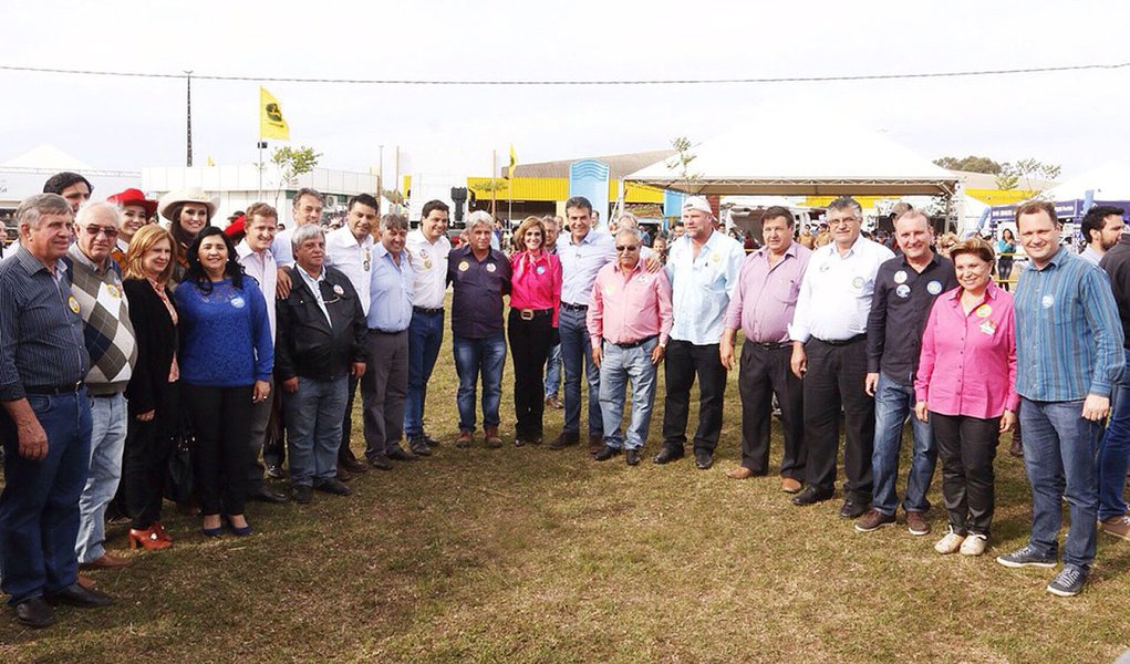 Governador Beto Richa, candidato à reeleição, recebeu o apoio dos 19 prefeitos da Associação Municipal dos Campos Gerais (AMCG); “O Beto retomou a construção do Hospital Regional da cidade, com 30 leitos de UTIs e agora vai transformar a Companhia em um Batalhão. As duas obras atenderão municípios de toda a região”, comemorou o prefeito Luiz Carlos Gibson