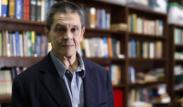 Ministro Luís Roberto Barroso, do Supremo Tribunal Federal (STF) determinou que a Vara de Execuções Penais (VEP) do Rio de Janeiro advirta o ex-deputado Roberto Jefferson de não dar entrevista: alguém com direitos políticos cassados “não pode participar da vida política”; ele falou com a "Folha de S. Paulo" nesta semana, em seu primeiro dia de trabalho fora da prisão