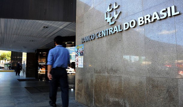 De acordo com a pesquisa Focus do Banco Central, a projeção para a alta do IPCA de 2015 foi elevada a 6,60%, contra 6,56% anteriormente; já a estimativa para a expansão do PIB neste ano caiu a 0,40%, 0,10 ponto percentual a menos do que no levantamento anterior
