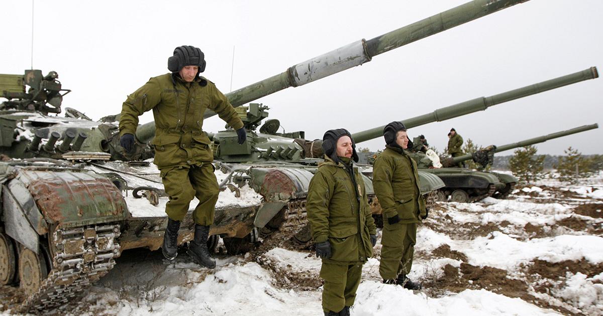Rebeldes pró-Rússia bombardearam tropas do governo cercadas no leste da Ucrânia nesta terça-feira, e o plano para que os dois lados retirassem o seu armamento pesado não foi executado, deixando um frágil acordo de paz perto do colapso; segundo agências de notícias, a artilharia atingiu a cidade de Debaltseve, uma junção ferroviária estratégica, apesar da trégua que reduziu os confrontos em muitas regiões desde que o acordo negociado pelos europeus começou no domingo