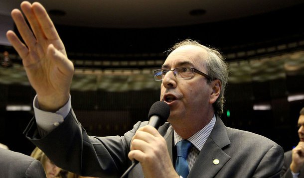 Cotado pelo PMDB para assumir a presidência da Câmara, caso seja reeleito, deputado federal Eduardo Cunha promete ter em Brasília eleitores como 'patrões': "Afinal de contas, o nosso povo merece respeito"; contra a descrença com a classe política, diz que "muitos não queriam falar de política, e o diabo achou que era dele e tomou conta"; ele desconversa sobre a corrida à Presidência, mas demonstra insatisfação com o PT e diz que o PMDB da Câmara não está representado no atual governo