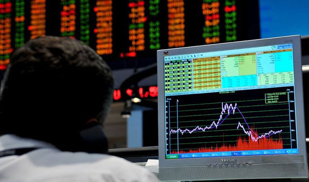 As ações da Petrobras abriram em forte queda, após a agência de classificação de risco Moody's cortar os ratings da empresa para grau especulativo por conta das investigações sobre corrupção e pressões de liquidez; Às 10h55, horário de Brasília, as ações preferenciais da Petrobras eram negociadas com queda de 7,4%, e as ações ordinárias com baixa de 6,88%; índice Bovespa opera em queda de 1,37%, operando com 51.284 pontos