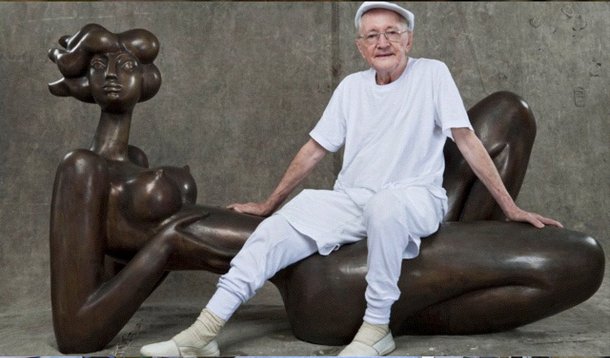 Esculturas, desenhos e pinturas, em um total de 101 obras, formam a exposição de Abelardo da Hora em cartaz na Caixa Cultural, centro da capital paulista. “Esta exposição quer contá-lo como personagem completo: educador por excelência, desenhista, pintor, gravador”, ressalta o curador Renato Magalhães Gouveia sobre a mostra do artista, que morreu em setembro de 2014, aos 90 anos