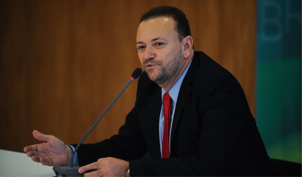 Ministro da Secretaria de Comunicação Social, que tomou posse hoje, ressaltou, no entanto, que "este governo tem credibilidade e pode dizer ao povo brasileiro o que vai ser feito no futuro"; "Precisamos estabelecer diálogo franco com a sociedade, mostrando que um governo que já fez tem todas as condições de conduzir o país neste momento e de continuar fazendo", acrescentou