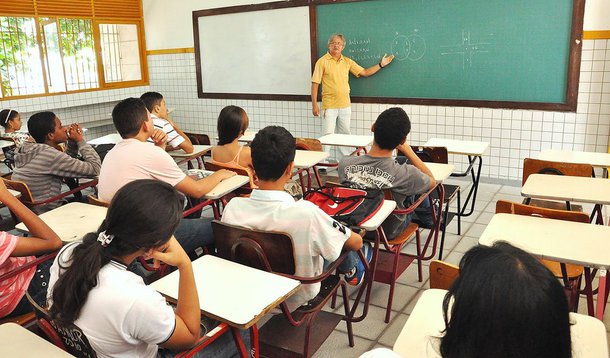 Governo do Distrito Federal pedirá na Justiça a autorização para contratar professores temporários por estar proibido de empregar servidores até 31 de maio, pois atingiu o limite prudencial estabelecido pela LRF no último quadrimestre; a gestão anterior, de Agnelo Queiroz, deveria ter até 46,55% do orçamento comprometido com pagamento de pessoal, mas chegou a 46,93%, segundo o atual GDF; caso a solicitação do GDF não seja autorizada, 30% dos 470 mil matriculados serão prejudicados