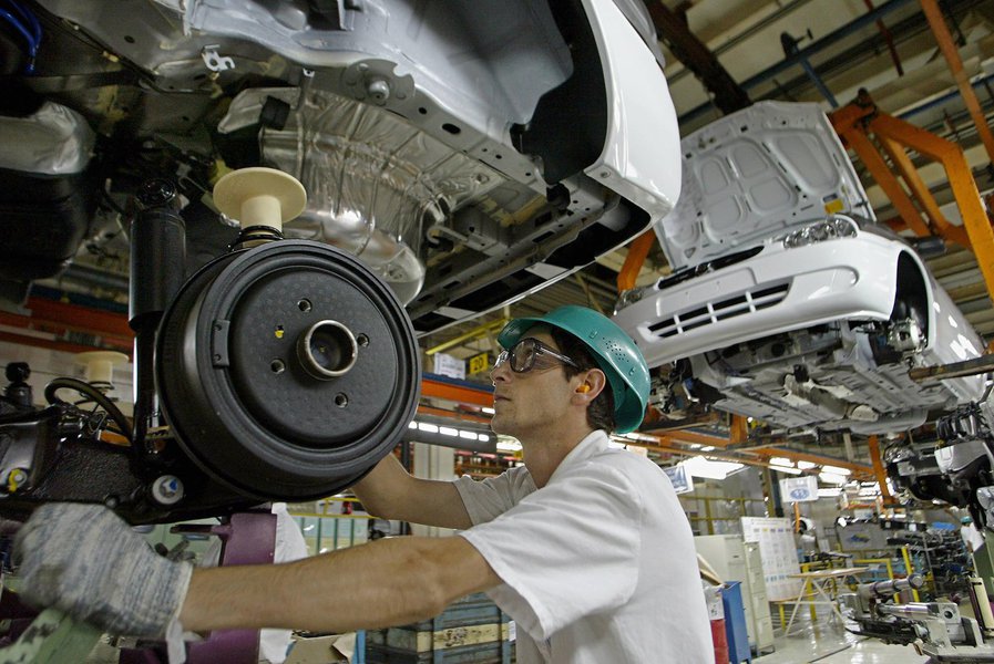 A produção de veículos automotores caiu 28,9% em fevereiro na comparação com o mesmo mês do ano passado, informou hoje (5) a Associação Nacional dos Fabricantes de Veículos Automotores (Anfavea); no mês passado, foram produzidas 200,1 mil unidades, contra 281,6 mil em igual mês de 2014. Na comparação com janeiro, quando a produção somou 204,8 mil unidades, houve queda de 2,3%; no acumulado deste ano, foram produzidos 404,9 mil veículos, 22% a menos do que o total do mesmo período do ano passado (518,9 mil)