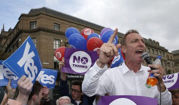 Pesquisa de boca de urna aponta que o voto contra a independência da Escócia venceu o plebiscito para decidir a permanência ou não do país no Reino Unido. Segundo levantamento do instituto YouGov, 54% dos moradores votaram pelo "Não", contra a separação, e 46% pelo sim, a favor dela; cerca de 4,2 milhões de pessoas que vivem em território escocês estavam aptas a responder sim ou não à pergunta: "A Escócia deve ser um país independente?"