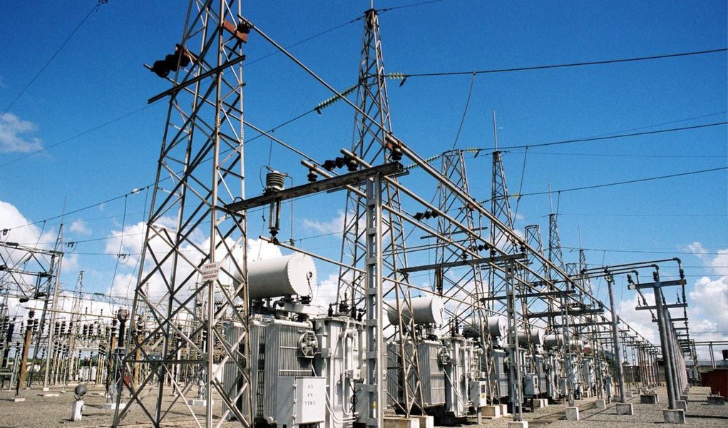 O custo médio de energia elétrica para a indústria brasileira, após o reajuste de 6,33% autorizado pela Agência Nacional de Energia Elétrica (Aneel) para a Companhia Estadual de Distribuição de Energia Elétrica (CEEE) do Rio Grande do Sul, subiu, em 2014, de R$ 358,77 para R$ 360,72 por megawatt-hora (MWh); dados foram divulgados hoje (9) pela Federação das Indústrias do Estado do Rio de Janeiro (Firjan); a elevação manteve o Brasil na oitava posição do ranking de 28 países com energia elétrica mais cara para indústria