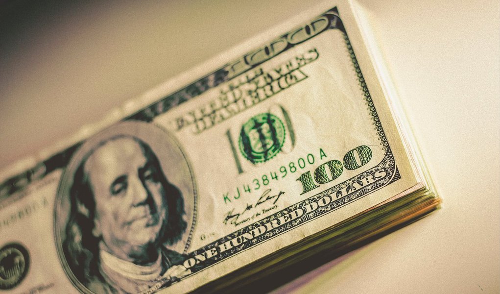 O dólar subia mais de 2% e bateu em R$ 3 nesta quarta-feira, 4, após o presidente do Senado, Renan Calheiros (PMDB), rejeitar medida provisória que trata de desonerações tributárias, dificultando ainda mais o ajuste das contas públicas brasileiras; à medida que se torna mais difícil para o governo cortar seus gastos, a pressão cambial também se intensifica; às 12h34, a moeda norte-americana avançava 2,25%, a 2,9940 reais na venda, após atingir 3,0010 reais na máxima da sessão, maior nível desde agosto de 2004