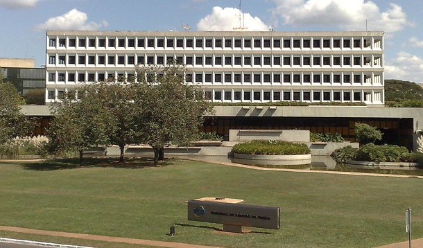 Após o Tribunal de Contas da União (TCU) autorizar a antecipação de recursos do Fundo Constitucional do DF (FCDF), o GDF estudará fazer reforço ou novo pedido da verba ao governo federal; de acordo com a decisão, não existem impedimentos legais para a antecipação – que dependerá de resposta da União; a resposta negativa da União só pode ser feita caso os ministérios do Planejamento e da Fazenda justifiquem a impossibilidade financeira do Tesouro Nacional