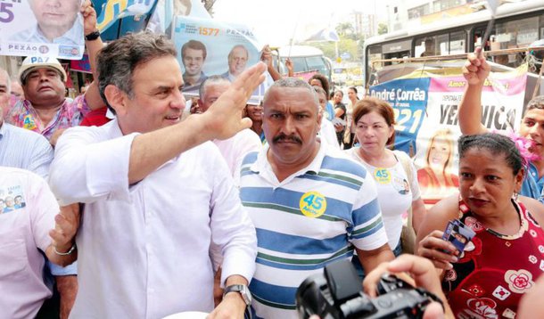 "Nossa candidatura é a única que cresce nessa reta final", celebrou o candidato no Rio; "Em São Paulo, em apenas seis dias, crescemos 8 pontos no Estado de São Paulo. Já estamos na frente no Centro-Oeste e na maioria dos Estados do Sul e começamos a recuperar também nos outros Estados do Sudeste, como Rio e Minas, onde avançamos muito nesses últimos dias. E espero que no Nordeste avancemos ainda mais, porque lá também já começou uma reação, assim com no Norte", disse Aécio Neves