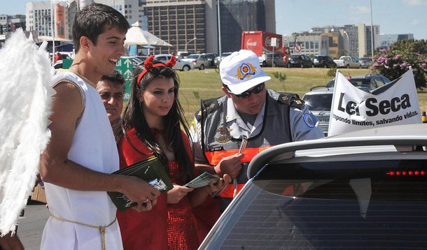 O Detran prendeu nove motoristas alcoolizados desde sexta-feira (13) até as 4h desta quarta (18) durante fiscalização da Lei Seca no carnaval do Distrito Federal; segundo o órgão, 222 condutores foram autuados e 400 veículos foram apreendidos; Diretoria de fiscalização do Detran informou que mais de 150 motoristas foram abordados sem a carteira de habilitação e considera o número "preocupante"
