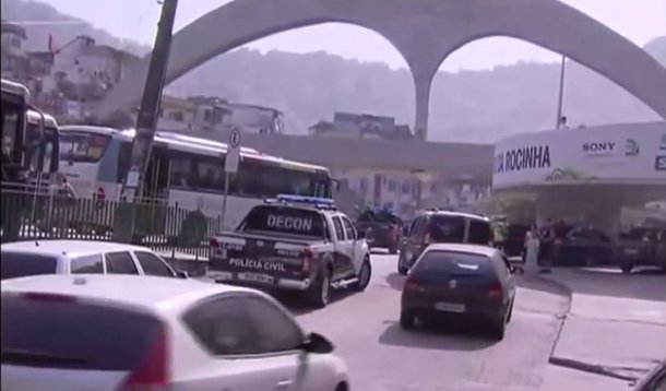 O helicóptero Águia, da Coordenadoria de Recursos Especiais (Core), que dava apoio aos policiais durante a Operação Genesias, na Rocinha, Zona Sul do Rio, foi atingido por um tiro na hélice e teve que retornar ao batalhão para manutenção; na ação, que contou com o apoio de 120 policiais de várias delegacias distritais e especializadas, nenhuma droga foi apreendida; o serviço de inteligência da polícia identificou uma nova estratégia do tráfico na região, que parou de fornecer drogas e agora está sendo abastecida