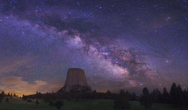 Treze grupos de galáxias (clusters) - em um deles se encontra a nossa Via Láctea -, formam o supercluster batizado de Laniakea, “imenso paraíso” na língua havaiana. Todo o grupo se precipita na direção de um ponto misterioso no universo chamado o Grande Atrator. No final do artigo, um vídeo extraordinário desenha os contornos de Laniakea.