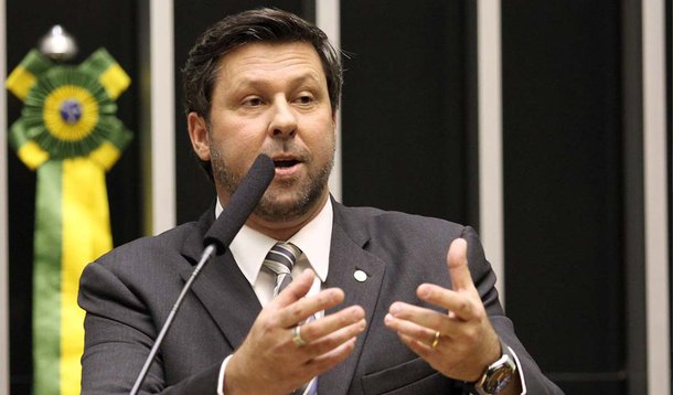 Líder do PSDB na Câmara, Carlos Sampaio, prometeu entrar com mandado de Segurança ainda nesta quinta-feira, 26, contra a decisão do presidente da Câmara, Eduardo Cunha (PMDB), que autoriza o pagamento de passagens aéreas para esposas e maridos dos deputados; "É inaceitável que, num momento em que a sociedade é penalizada com o aumento de impostos e alta nos preços, conceda-se esse privilégio aos parlamentares. É um contrassenso"; PPS também condenou a medida