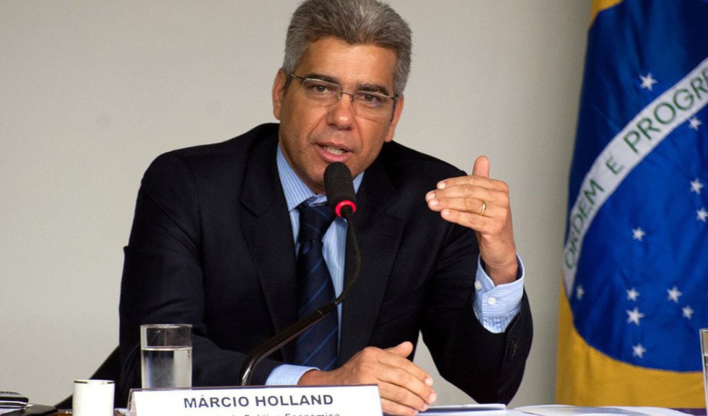 Segundo o secretário de Política Econômica do Ministério da Fazenda, Marcio Holland, o que era uma análise técnica do comportamento dos preços, e não uma sugestão, adquiriu uma “dimensão política inadequada”; “Nossa política econômica não tem tolerância à inflação e não se pauta por estratégias de direcionar comportamentos de consumidores, o que não deveria haver dúvida após 12 anos de governos Lula e Dilma”