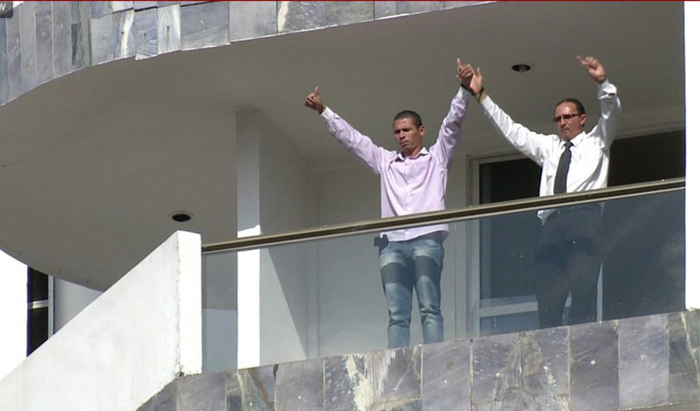 A polícia conseguiu tomar o apartamento em que Jac Souza Santos, 30, manteve como refém o mensageiro José Ailton, do hotel Sait Peter´s, no Setor Hoteleiro, em Brasília; o sequestro durou cerca de oito horas, com o refém amarrado a explosivos; cerca de 300 hóspedes tiveram de deixar seus apartamentos; o sequestrador mandou recados de que teria colocado explosivos na rodoviária do Plano Piloto, mas isso não se confirmou; com as mãos para o alto, ele apareceu na janela do quarto com o refém de mãos livres e sem o cinturão de bombas