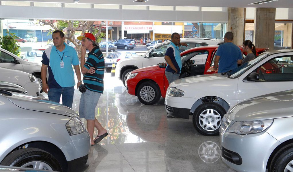 As vendas de veículos novos no Brasil em outubro subiram 3,6% sobre setembro, mas caíram 7% no comparativo anual, para cerca de 306,9 mil unidades, informou uma fonte do setor citando dados preliminares