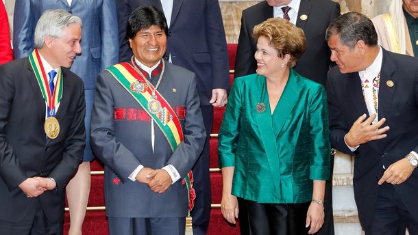 Presidente da Bolívia torna-se o governante que ficou mais tempo no comando da país; novo mandato vale para o período de 2015 a 2020; a presidente Dilma Rousseff fez uma retribuição a Evo, que veio ao Brasil para a posse dela em 1º de janeiro; na cerimônia, ele prometeu levar adiante o "socialismo originário" que fez dele o mandatário mais popular da região