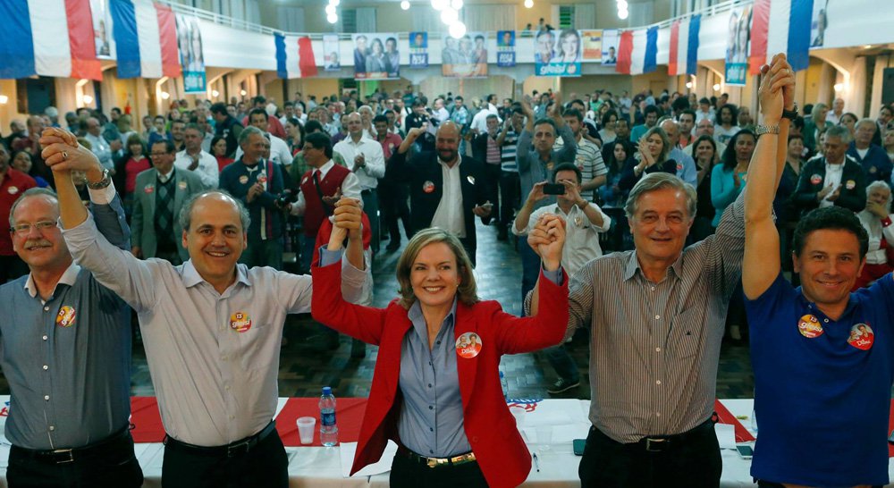 Candidata ao governo estadual pela coligação Paraná Olhando Pra Frente, Gleisi Hoffmann, participou de um encontro de mobilização organizado pelo partido na Sociedade Morgenau, em Curitiba, que contou com a presença do prefeito Gustavo Fruet, do candidato a vice, Haroldo Ferreira, e do candidato ao Senado, Ricardo Gomyde; “Vamos fazer o maior projeto de abertura de vagas em educação infantil da história de Curitiba e a Gleisi tem sido decisiva neste processo. É uma pessoa de mãos limpas, de passado limpo, que já passou por todos os desafios que um político pode passar e reúne todas as condições para ser a nossa governadora” disse Fruet