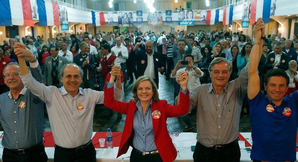 Candidata ao governo estadual pela coligação Paraná Olhando Pra Frente, Gleisi Hoffmann, participou de um encontro de mobilização organizado pelo partido na Sociedade Morgenau, em Curitiba, que contou com a presença do prefeito Gustavo Fruet, do candidato a vice, Haroldo Ferreira, e do candidato ao Senado, Ricardo Gomyde; “Vamos fazer o maior projeto de abertura de vagas em educação infantil da história de Curitiba e a Gleisi tem sido decisiva neste processo. É uma pessoa de mãos limpas, de passado limpo, que já passou por todos os desafios que um político pode passar e reúne todas as condições para ser a nossa governadora” disse Fruet