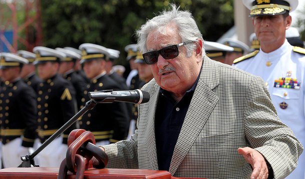 O Uruguai assumiu nesta quinta-feira a presidência temporária da União das Nações Sul-Americanas (Unasul) com um chamado do presidente uruguaio, José Mujica, aos outros líderes da região para adquirir um "brutal" compromisso político de integração; "Haverá integração se houver vontade política de forma declarada por parte dos poderes executivos... e não haverá integração se não existir um compromisso brutal, vontade política, porque os obstáculos do mundo são enormes", disse ele, na cidade portuária de Guayaquil