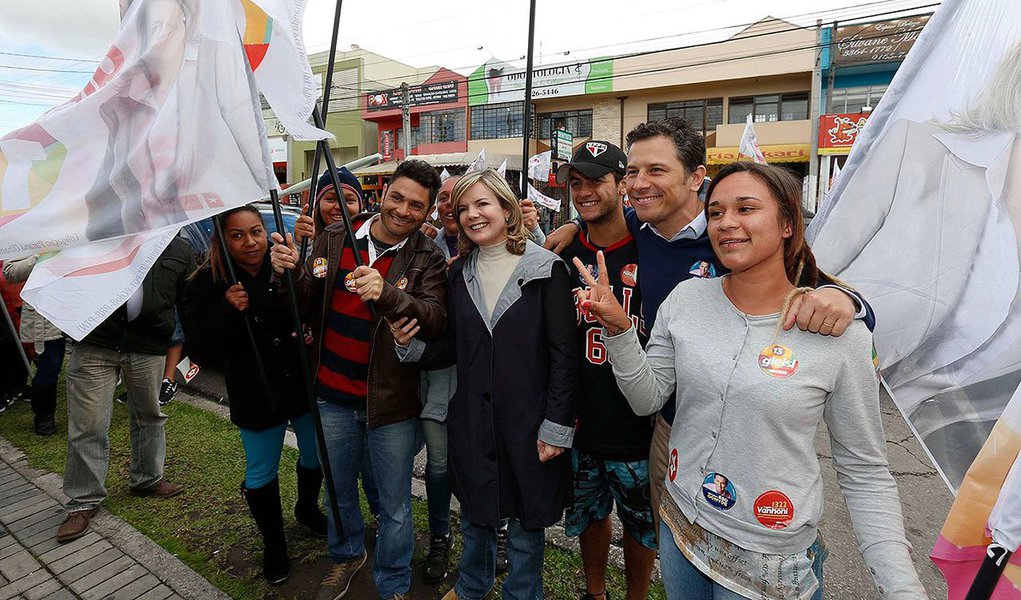 Acompanhada do candidato ao senado Ricardo Gomyde, do deputado federal Angelo Vanhoni e do coordenador da campanha em Curitiba, vereador Jonny Stica e o coordenador da campanha na região metropolitana, prefeito de Pinhais Luizão Goulart, candidata à governadora Gleisi Hoffmann foi recebida com abraços e acenos por comerciantes e populares: "Agradeço o apoio de cada um e as palavras de incentivo para continuar lutando por um Paraná melhor! Está chegando a hora de o nosso estado ter um governo de verdade" destacou Gleisi