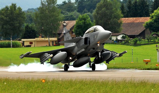  Ministério Público Federal abriu procedimento para apurar possíveis irregularidades na aquisição dos 36 caças Gripen NG pela Força Aérea Brasileira (FAB); a compra, no valor de US$ 5,4 bilhões, teve o seu custo questionado pela Procuradoria da República no Distrito Federal após um procurador questionar o aumento do valor da aquisição dos caças Gripen nos contratos firmados com a empresa Saab"; Pelo contrato assinado em outubro do ano passado, os aviões de combate só começarão a ser entregues ao governo brasileiro em 2019; valor final é US$ 900 milhões acima da proposta inicial da empresa sueca