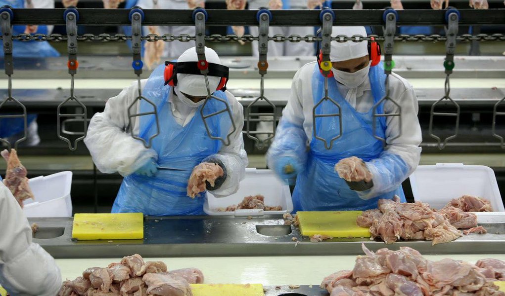 Segundo a Pesquisa Mensal de Emprego (PME), divulgada pelo IBGE, o rendimento médio real habitual do trabalhador brasileiro ficou em R$ 2.055,50 em agosto, 1,7% superior ao verificado em julho (R$ 2.022,04). Se comparado com agosto de 2013, o índice é 2,5% maior