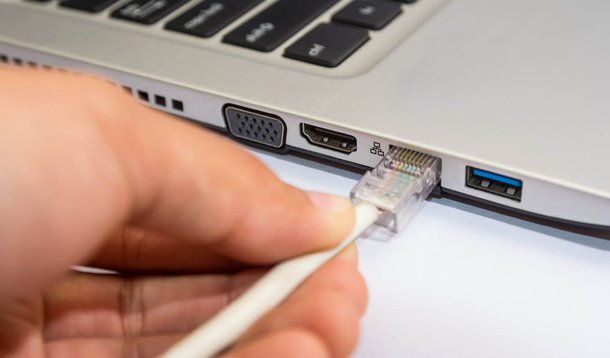 Ministro das Comunicações, Ricardo Berzoini, disse que a nova fase do Programa Banda Larga para Todos tem como meta garantir o acesso ao serviço para 95% da população, até 2018. Assim, estima-se um total de 300 milhões de acessos à banda larga, no ano da projeção; "Para localidades onde a fibra ótica não tenha chegado, a ideia é usar satélites. Ano que vem lançaremos um satélite para comunicação militar que ajudará a levar internet para locais onde a fibra ótica não é acessível", disse; segundo o ministro, serão necessários entre R$ 6 bilhões e R$ 8 bilhões para o projeto